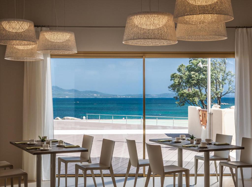 Cala Cuncheddi viesnīcas restorāns ar skatu uz jūru