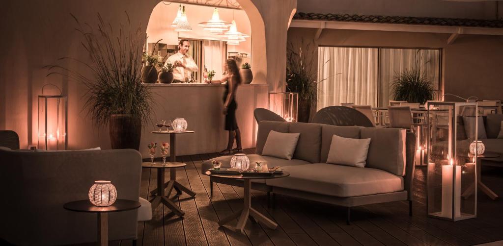 Cala Cuncheddi viesnīcas āra terase ar romantisku apgaismojumu.