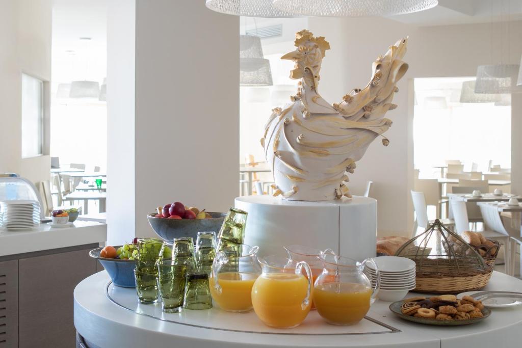 Cala Cuncheddi brokastu bufete ar svaigiem augļiem un sulu