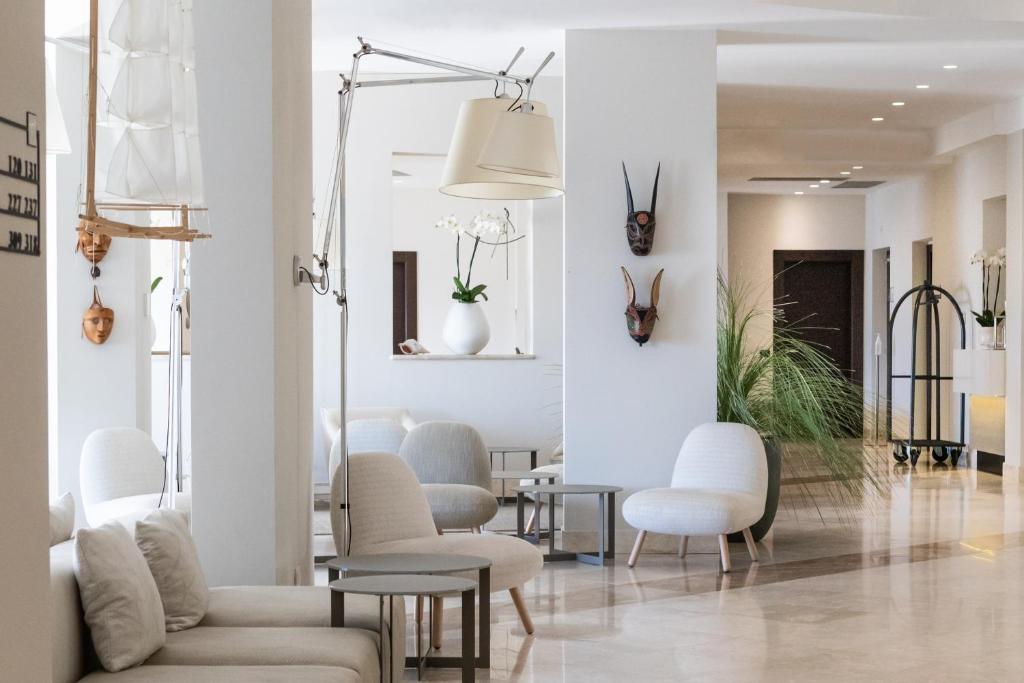 Cala Cuncheddi viesnīcas elegants vestibilā interjers ar modernām mēbelēm.