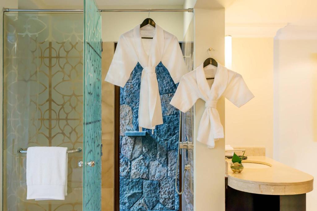 Eleganti uzkarsēti halāti un dvielis vannas istabā, apvienojot modernu dizainu ar relaksējošu atmosfēru. Ideāla vide atpūtai un labsajūtai.