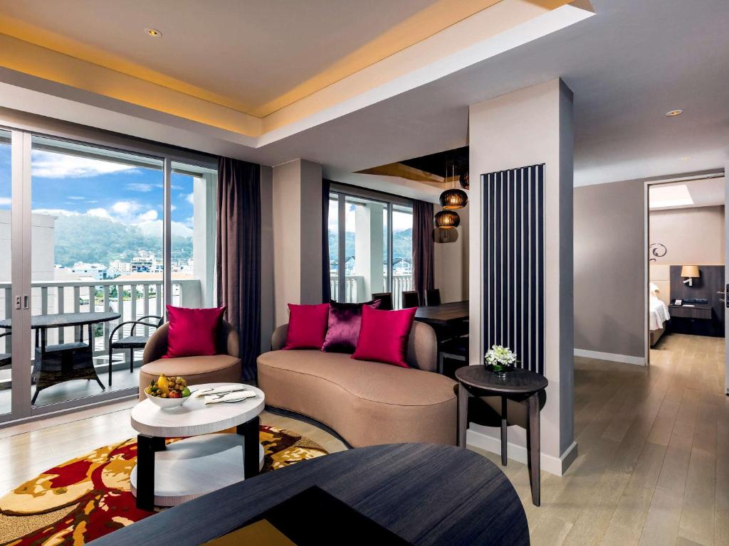 Elegants numurs ar skatu uz Grand Mercure Phuket Patong piekrasti