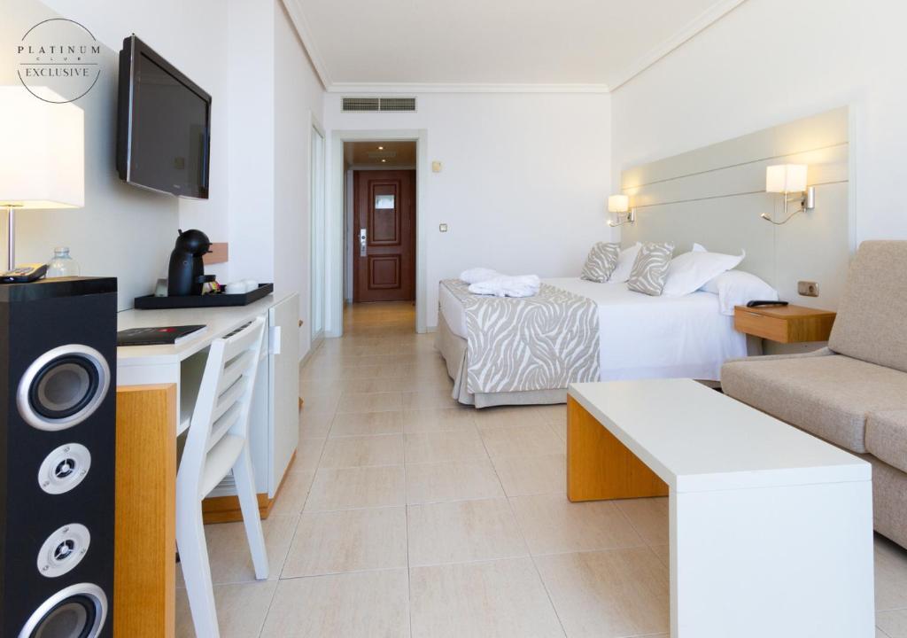 Mūsdienīgs viesnīcas numurs ar ērtām mēbelēm, televizoru un kafijas automātu, kas nodrošina komfortablu atpūtu. Gaisīgs interjers un neitrālas krāsas rada patīkamu atmosfēru.