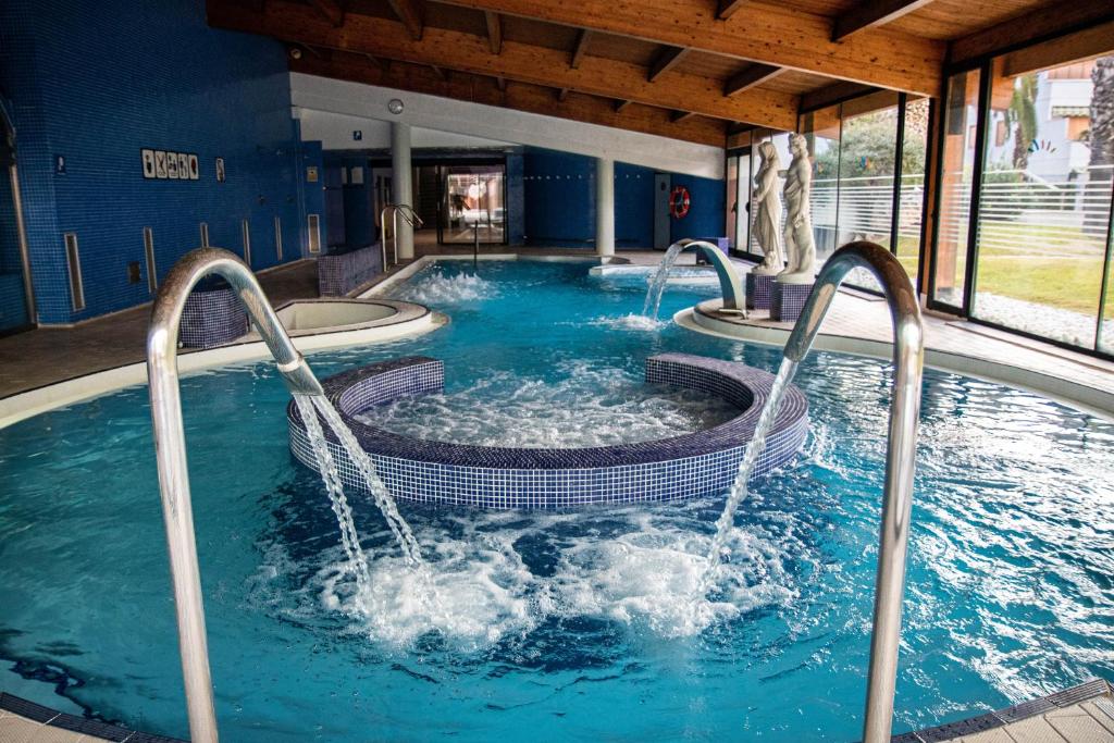 Relaksējošs iekštelpu spa ar burbuļvannu un strūklakām, apkārt skaisti stikla logi un eleganti skulptūras. Ideāli piemērots atpūtai un labsajūtai.