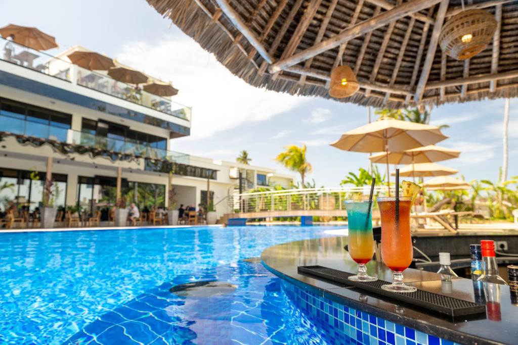 TOA Hotel & Spa baseins ar kokteiļiem un saulessargiem