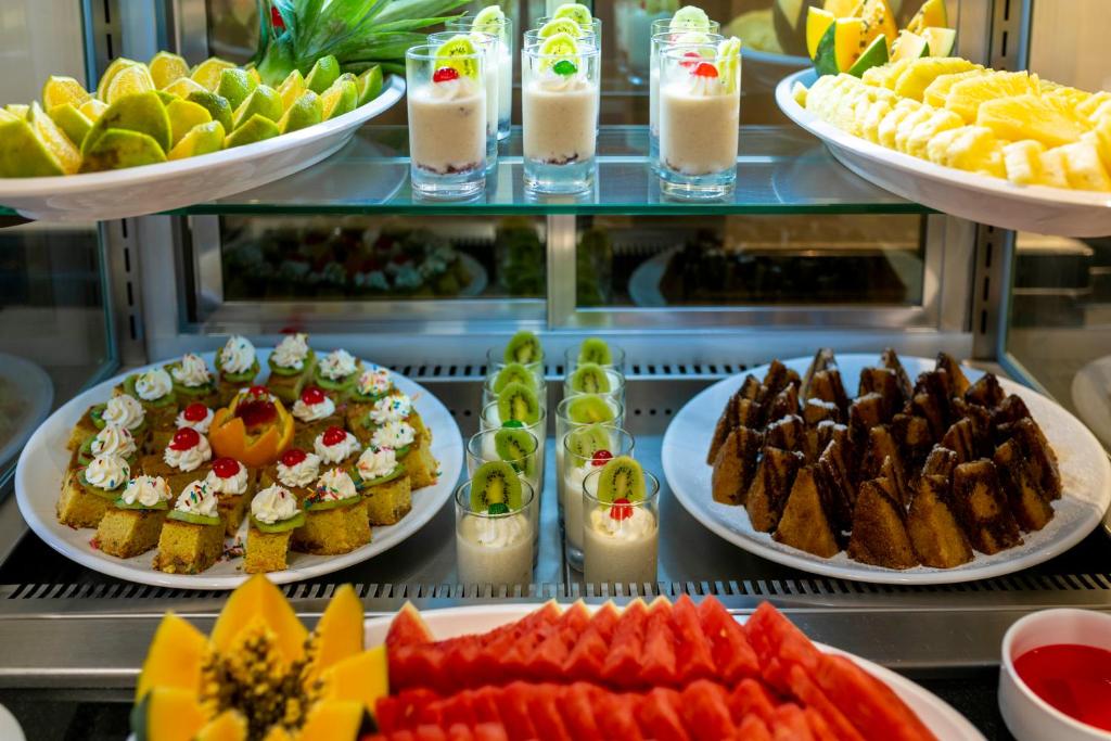 TOA Hotel & Spa brokastu bufete ar desertiem un augļiem.