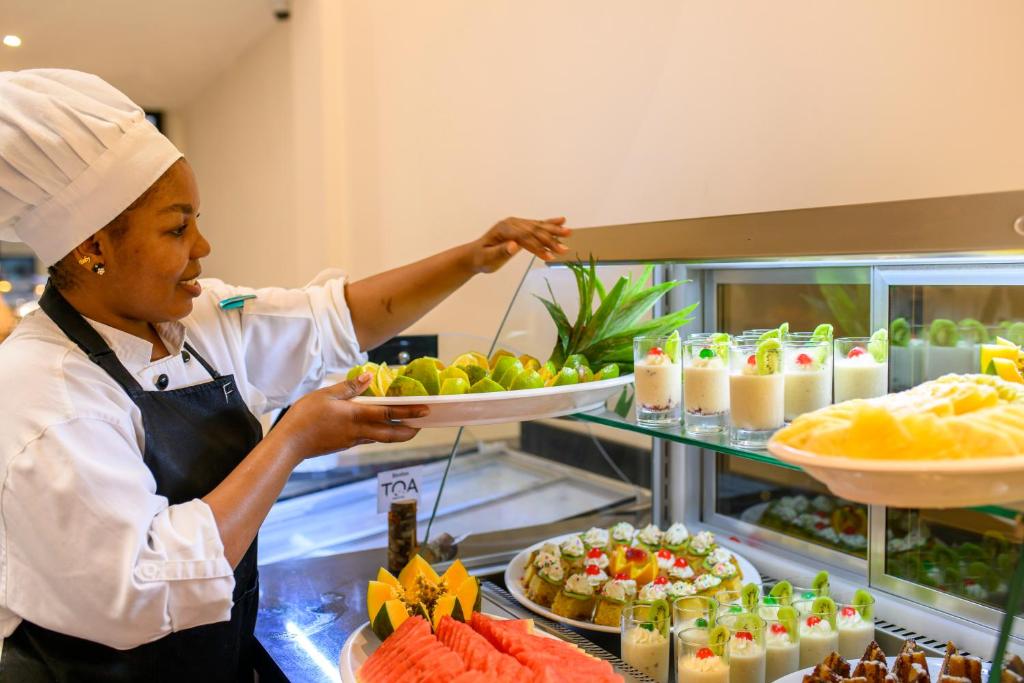 Šefpavārs gatavo desertus TOA Hotel & Spa restorānā.