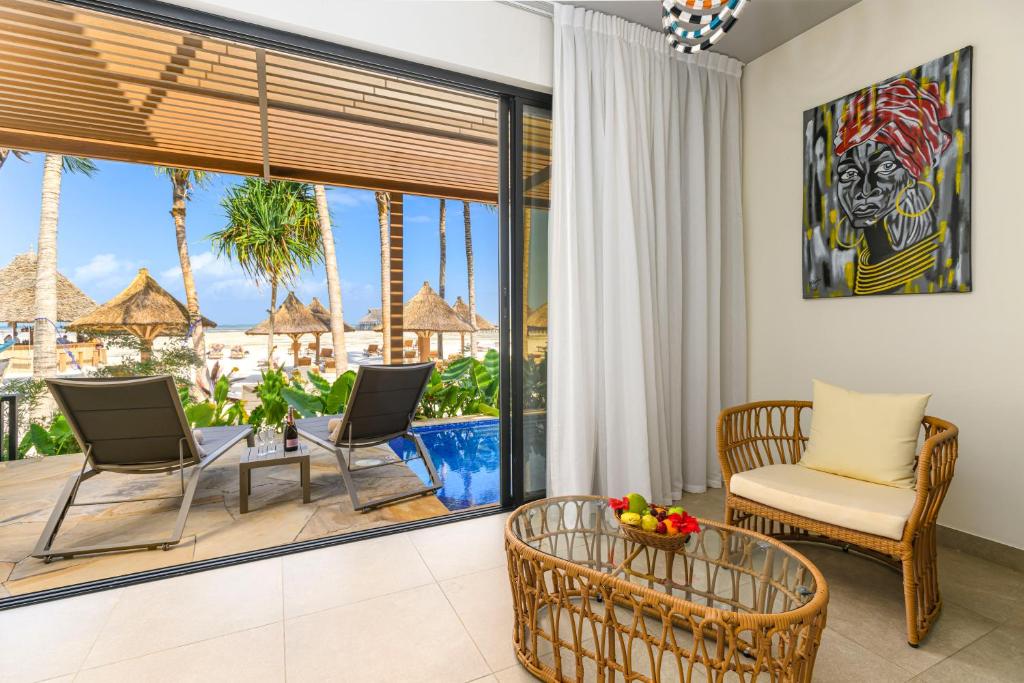 TOA Hotel & Spa numurs ar skatu uz pludmali un baseinu.