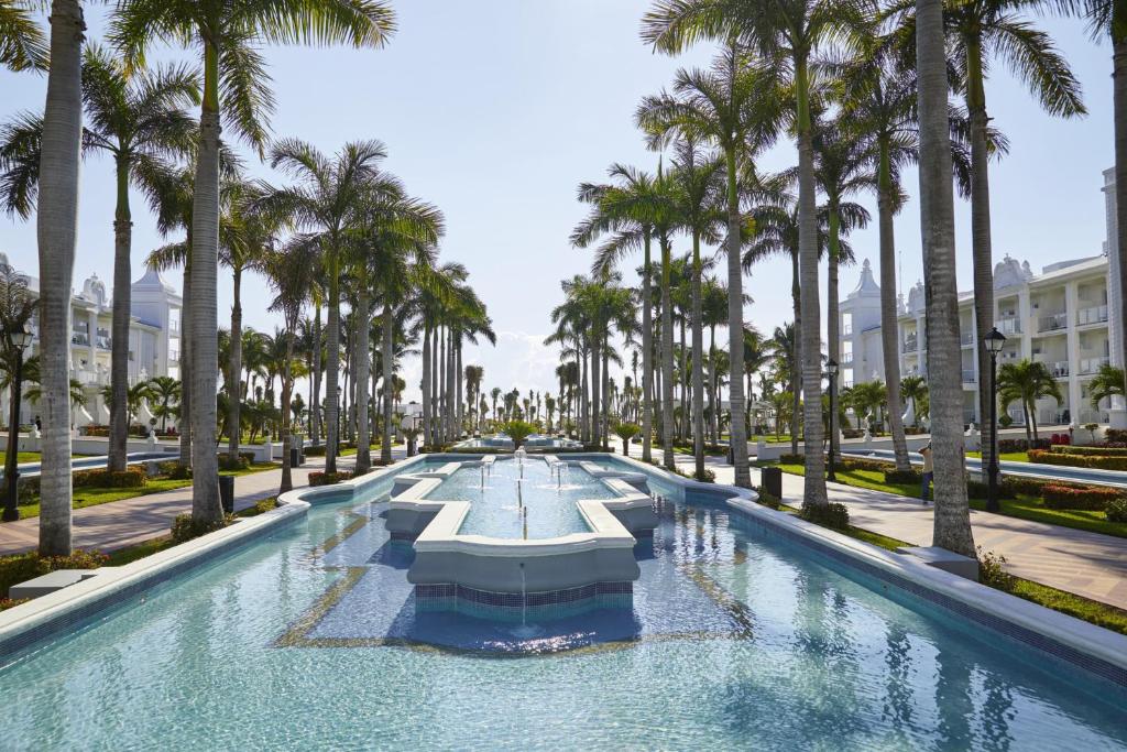 Lielisks kūrorts ar palmām un mierīgu ūdensceļu, kas stiepjas gar ainavisko apkārtni. Ideāla vieta atpūtai un relaksācijai.