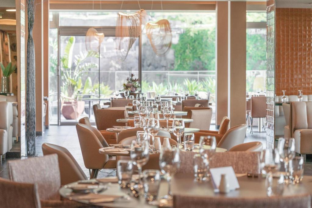Mūsdienīgs restorāns ar elegantiem galdiem un krēsliem, kas piedāvā elegantas maltītes un relaksējošu atmosfēru. Lieliski piemērots romantiskām vakariņām vai uzņēmumu sanāksmēm.