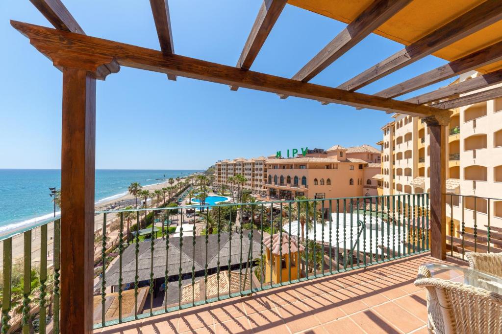 Skats no Hotel IPV Palace & Spa balkona uz pludmali un baseinu.