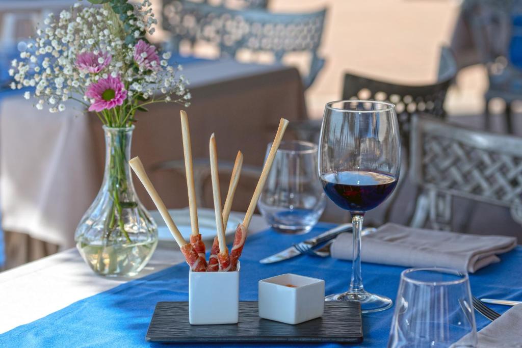 Galds ar vīnu un uzkodām viesnīcā Hotel IPV Palace & Spa.