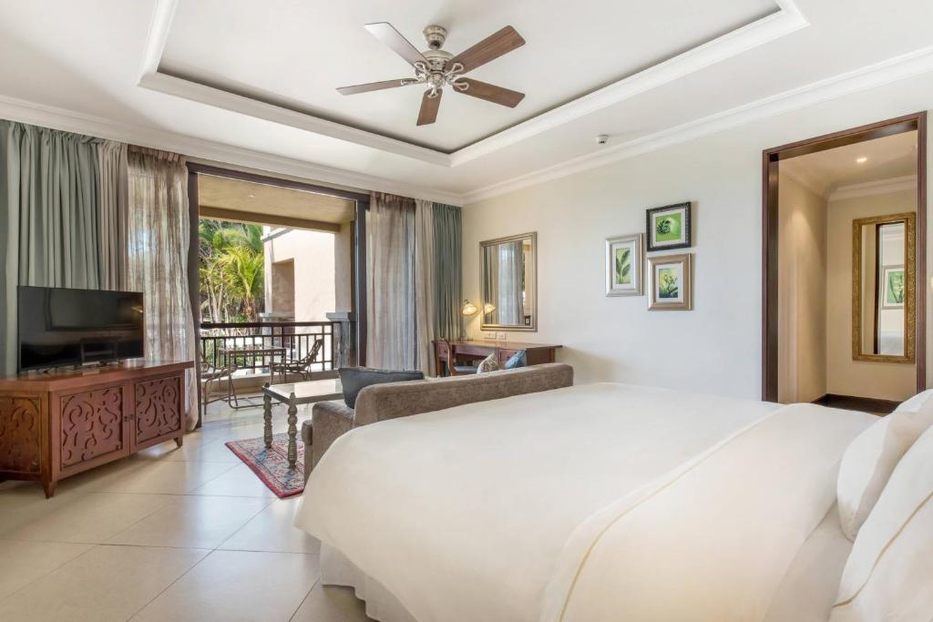 Mūsdienīgs viesnīcas numurs ar ērtu gultu, televizoru un balkonu, kas piedāvā dabu. Interjers ir gaišs un elegants, ar viesistabu un dekoratīviem elementiem.