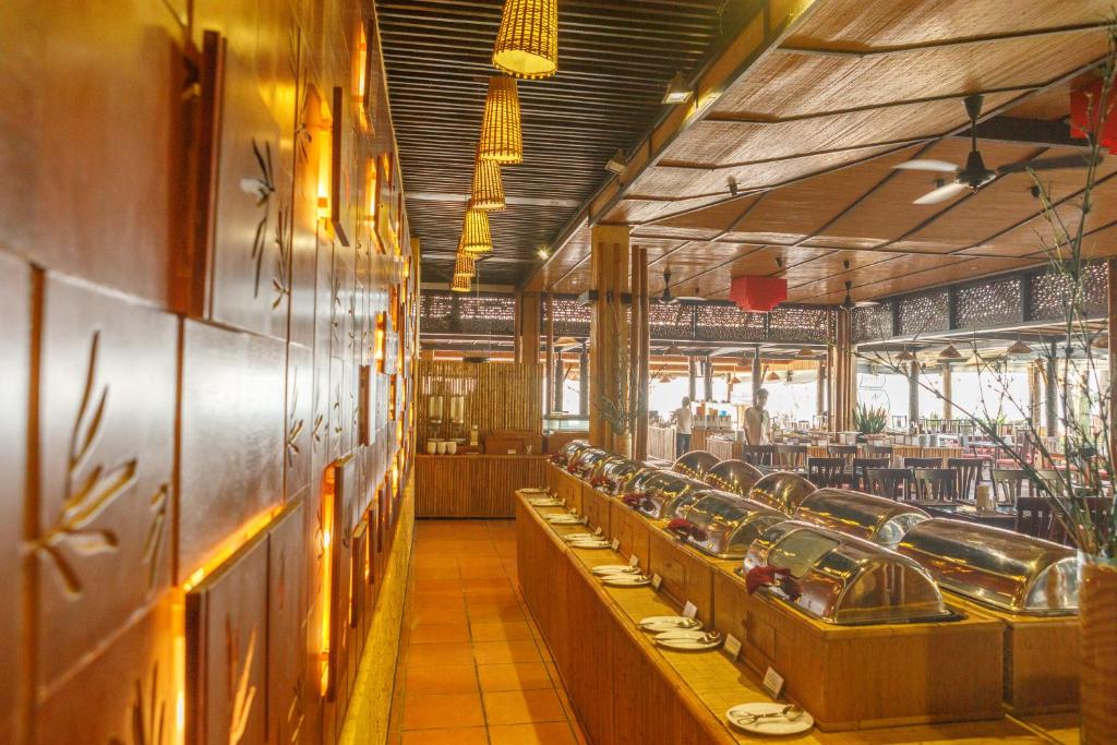 Mūsdienīgs restorāns ar siltu koka interjeru, apgaismojumu un bufetes galdu, kas piedāvā dažādas ēdienu izvēles. Apmeklētāji var izbaudīt patīkamu atmosfēru un skatu uz ārpusi.