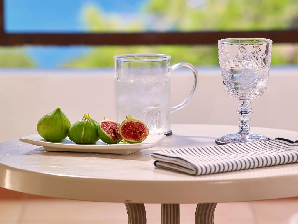 Svaigi vīģes un ūdens glāze pie galda Knossos Royal