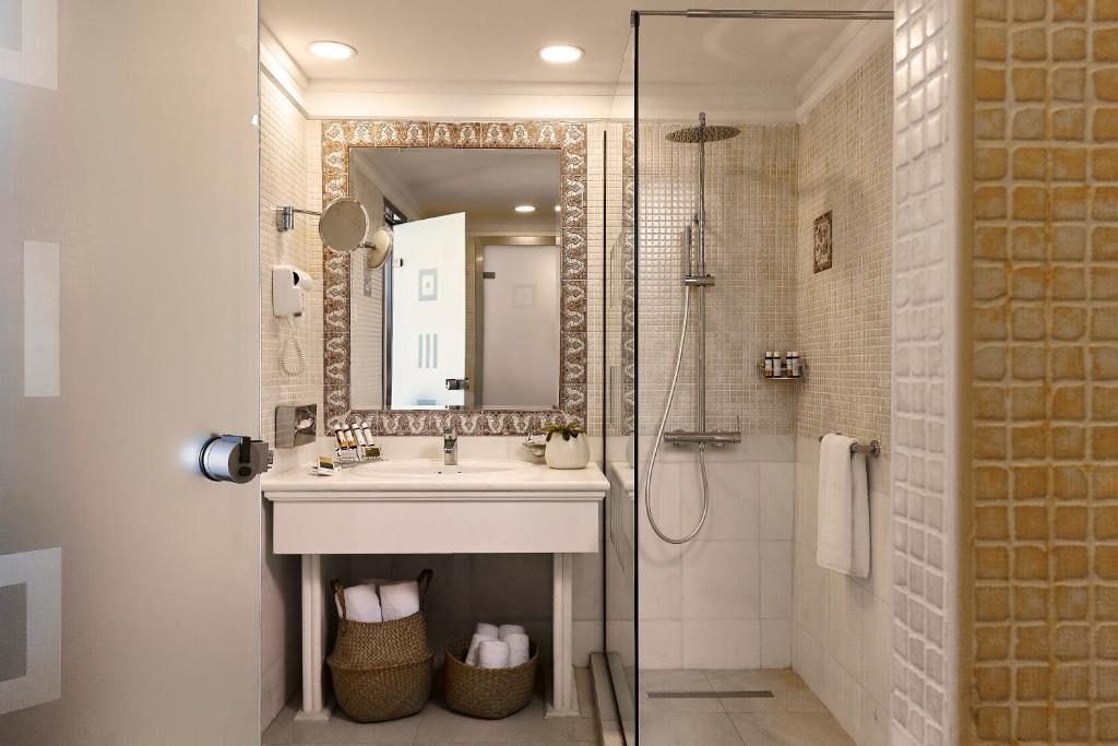 Mūsdienīgs vannasistabas dizains viesnīcā Knossos Royal.