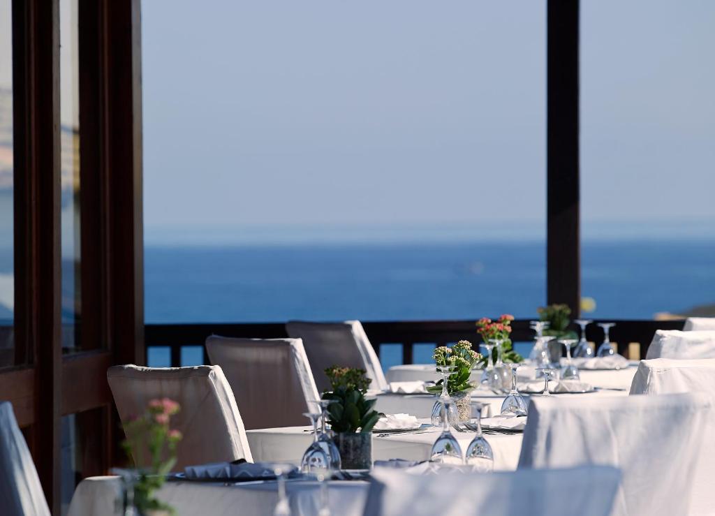 Restorāna terase piekrastē ar skatu uz jūru, Knossos Royal