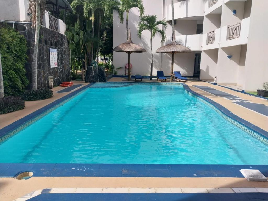 Baseins ar skaidru ūdeni, apkārt palmām un atpūtas krēsliem, atrodas viesnīcas pagalmā. Ideāla vieta relaksācijai un atpūtai.