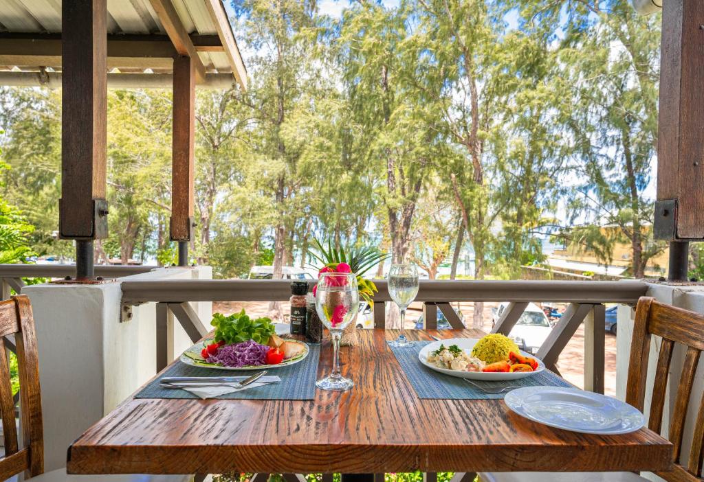 Galda klāšana ar gardu ēdienu un dzērieniem uz terases, apkārt zaļojošas priedes un skats uz pludmali. Ideāla vieta relaksācijai un baudīšanai.