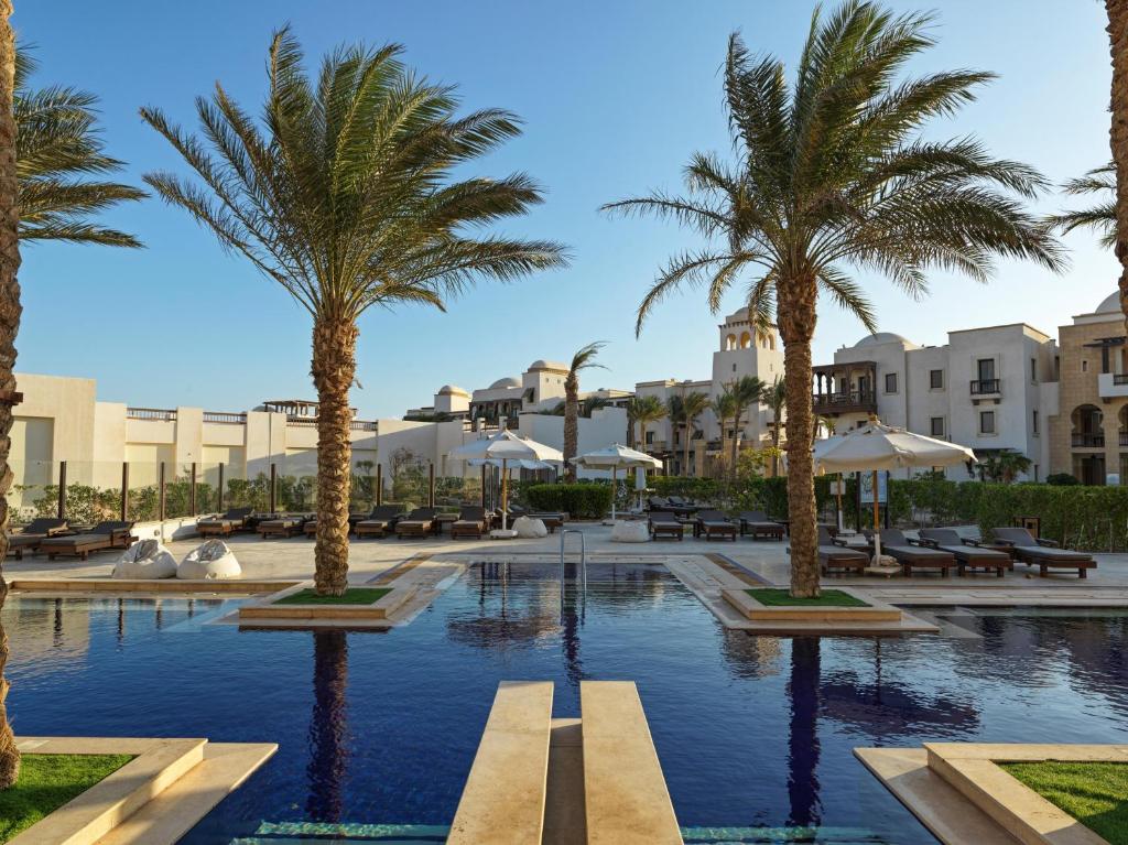 Tropu oāze ar baseinu, palmu kokiem un sauļošanās vietām, kas rada relaksējošu atmosfēru. Ideāla vieta atpūtai un atjaunošanai.