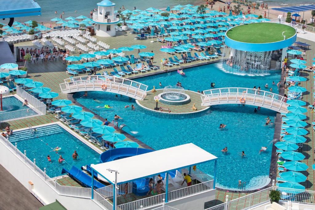 Vasaras brīvdienu paradīze ar plašu peldbaseinu, saulessargiem un atpūtas zonām. Ūdens slidkalniņi un tiltiņi papildina izklaidi, radot ideālu atmosfēru relaksācijai un izklaidei.