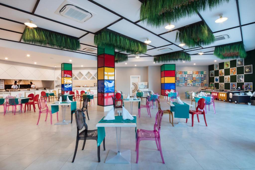 Moderns restorāns ar krāsainām caurspīdīgām krēslām un dekoratīviem elementiem uz griestiem, kas radījuši dzīvīgu atmosfēru. Interjers apvieno neformālu dizainu un mākslas darbus uz sienām.