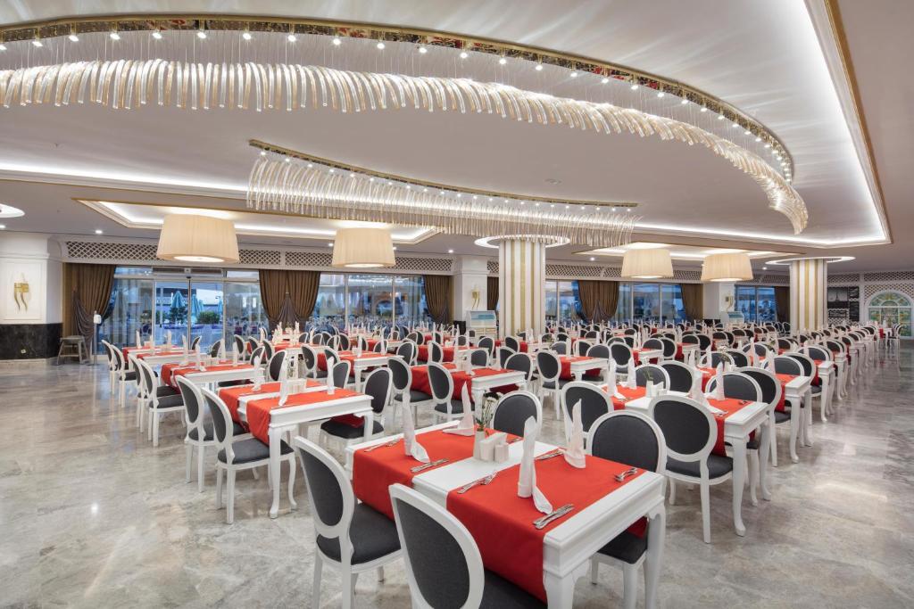 Mūsdienīgu restorānu ar elegantiem galdiem un sarkanām galdautām, apgaismojumu un plašu interjeru. Ideāli piemērots lielām grupām vai svinībām.