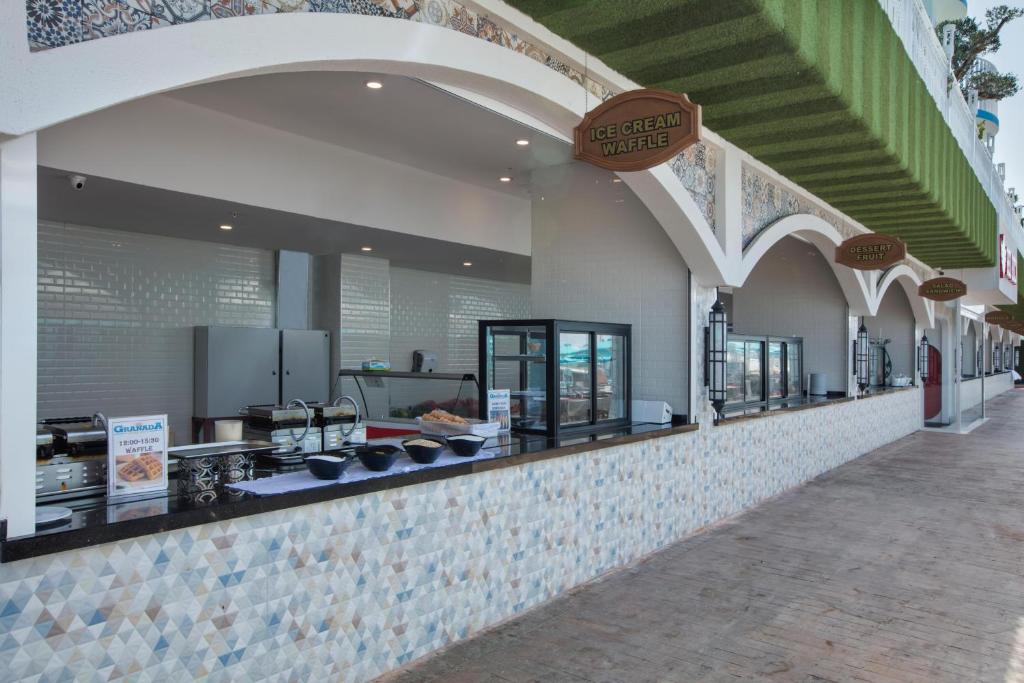 Saldo staciju ar dažādiem desertiem un vaflēm, kas atrodas pie pludmales. Kafejnīcā ir gaiša interjers un dekoratīvs flīžu apdare.