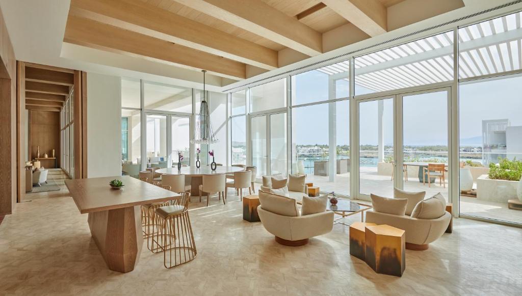 Moderns un stilīgs interjers ar plašām logu sienām, kas nodrošina dabisko apgaismojumu. Telpā ir eleganta ēdamzona un komfortabli dīvāni, radot relaksējošu atmosfēru.