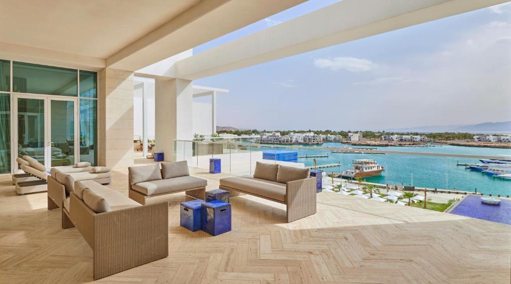 Mūsdienīgs terases dizains ar komfortablām mēbelēm un skatu uz ostu, kur redzamas laivas un palmu alejām. Ideāla vieta relaksācijai un atpūtai.