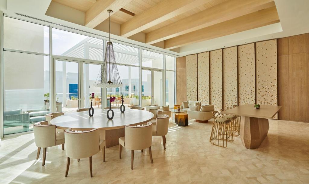 Mūsdienīgs un gaišs interjers ar lielu galdu un ērtām krēslām, akcentēts ar dabīgām gaismām un koka elementiem. Pievilcīga telpa ar stilīgiem dekoratīviem akcentiem.