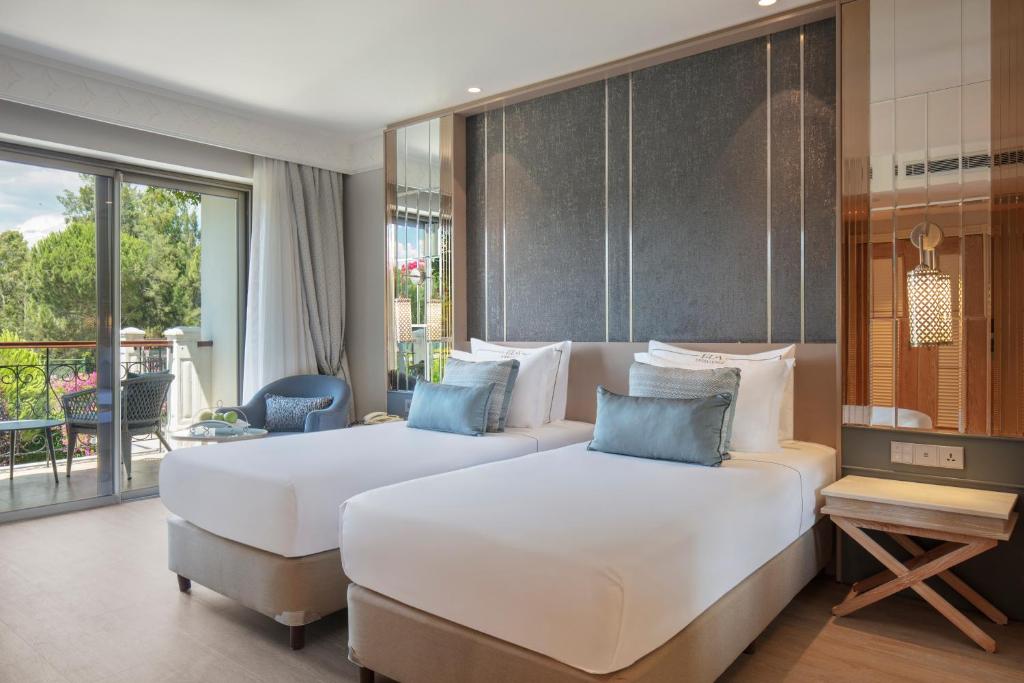 Moderns numurs ar diviem gultas, balkonu un skatu uz dabu, Ela Excellence Resort Belek