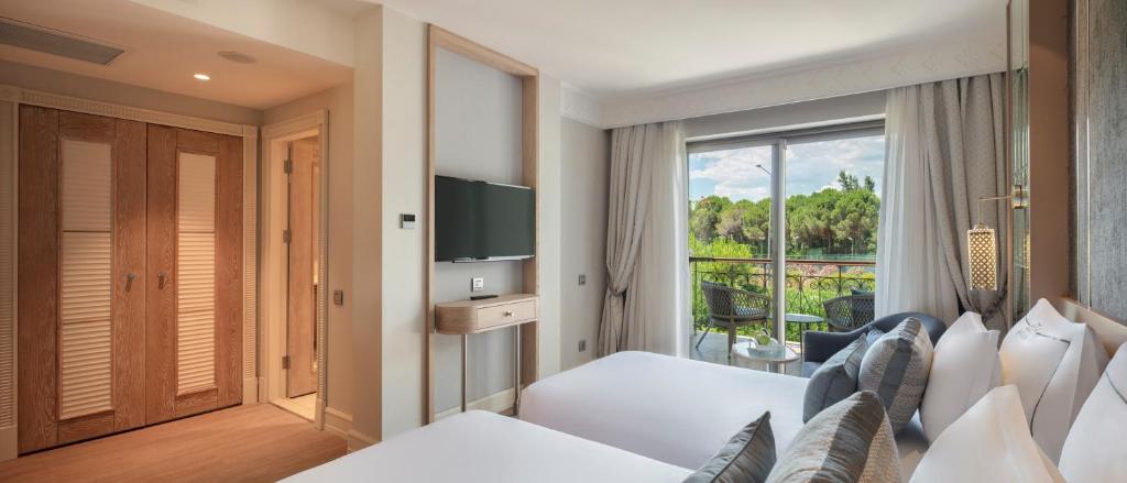 Moderns numurs ar divām gultām un balkonu, Ela Excellence Resort Belek.