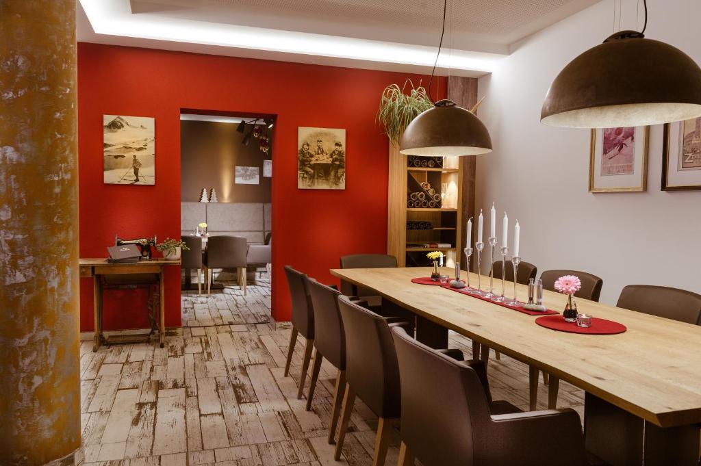 Mūsdienīga ēdamzāle ar koka galdu, ērtām krēsliem un siltu apgaismojumu. Sienas rotā mākslas darbi, radot viesmīlīgu atmosfēru.