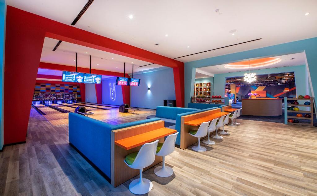 Moderns bowlinga centrs ar krāsainām sienām, komfortablām sēdvietām un vairākām bowlinga joslām. Interjers ir stilīgs un pievilcīgs, radot lielisku atmosfēru jautrām aktivitātēm.