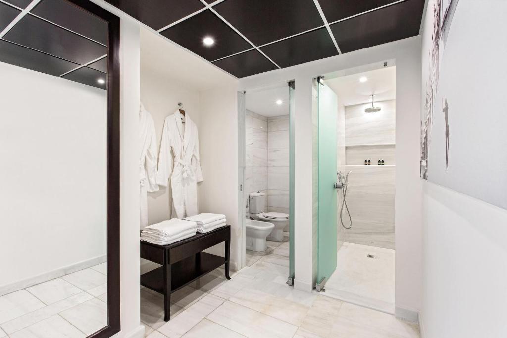 Mūsdienīga vannas istaba ar dušu un peldmēteļiem, Sheraton Rhodes Resort