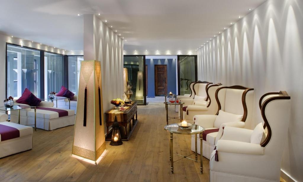 Mūsdienīgs spa interjers ar elegantiem krēsliem un relaksējošu atmosfēru, apgaismots ar maigu gaismu un dekorēts ar greznu mēbeli.