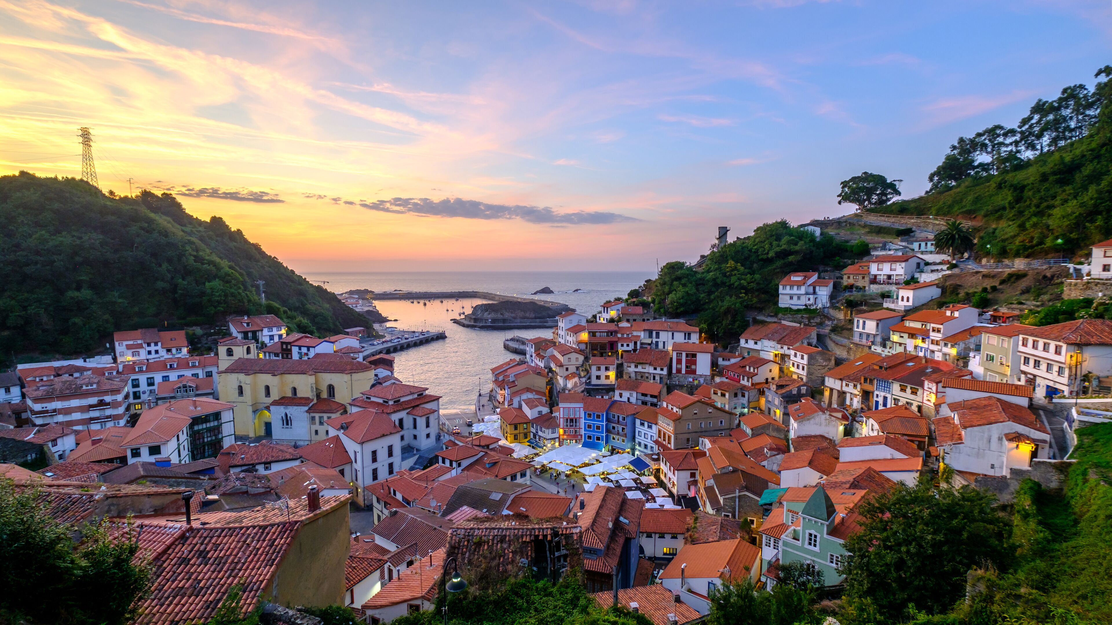 Cudillero zvejnieku ciemats Astūrijā - gleznaina piekraste Vanilla Travel ekskursijā