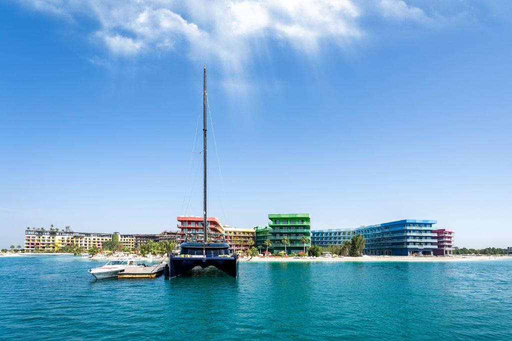 Voco Monaco Dubai pie jūras ar jahtu priekšplānā.