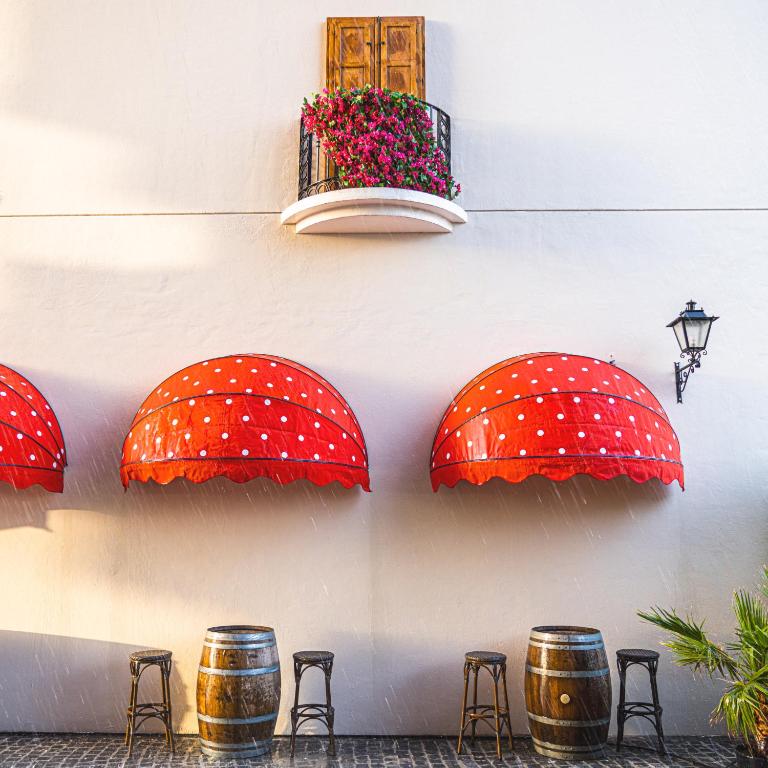 Voco Monaco Dubai terase ar sarkanām markīzēm.