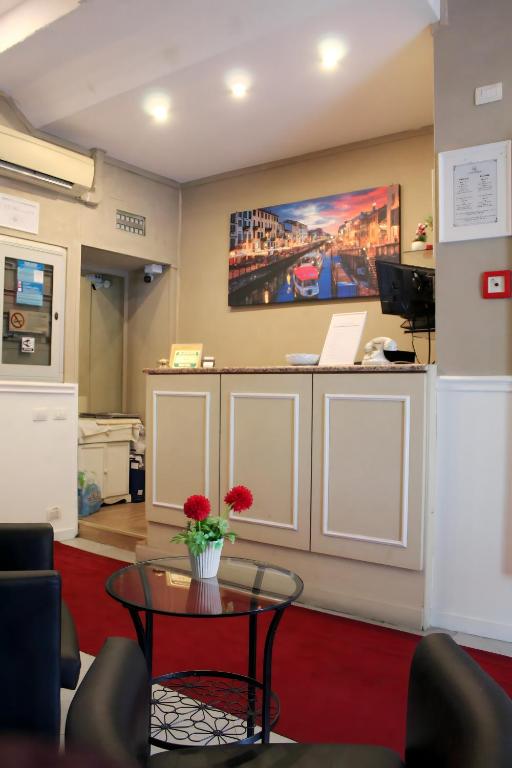 Recepcija ar modernu interjeru, dekorēta ar ziediem un gleznām, piedāvā viesmīlīgu atmosfēru. Uzņemšanas galds ir aprīkots ar nepieciešamajām ierīcēm un informāciju.