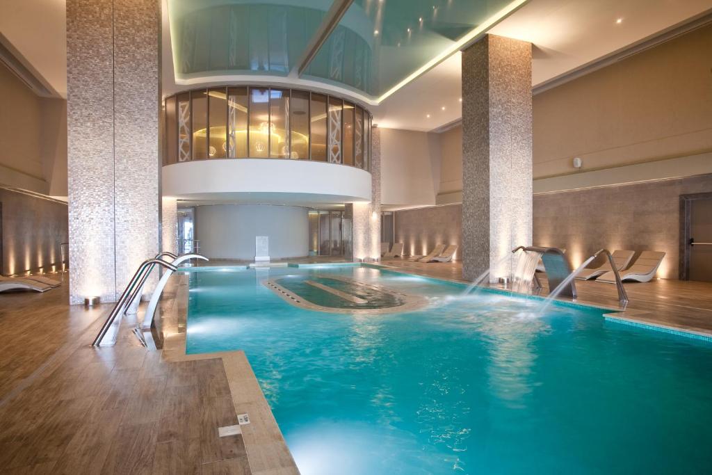 Mūsdienīgs spa ar plašu peldbaseinu un atpūtas zonu, apgaismots ar siltām gaismām un elegantu interjeru. Ideāla vieta relaksācijai un labsajūtai.