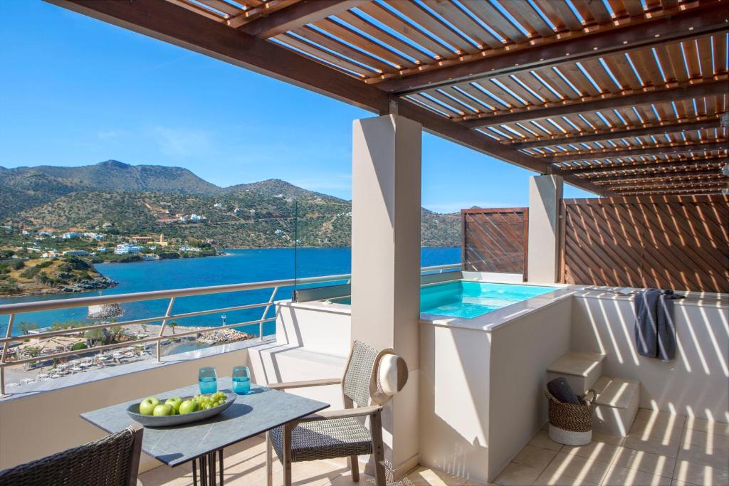 Mirabello Bay Luxury Resort privatā terase ar skatu uz jūru un baseinu