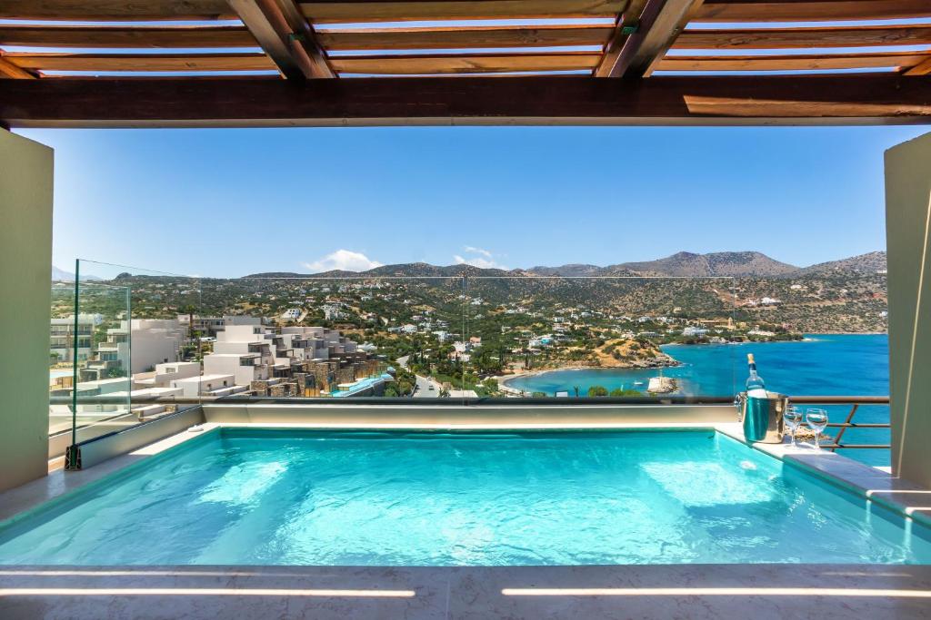 Skats uz baseinu un piekrasti no Mirabello Bay Luxury Resort