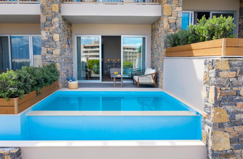 Mirabello Bay Luxury Resort privāta terase ar baseinu un dārziem.