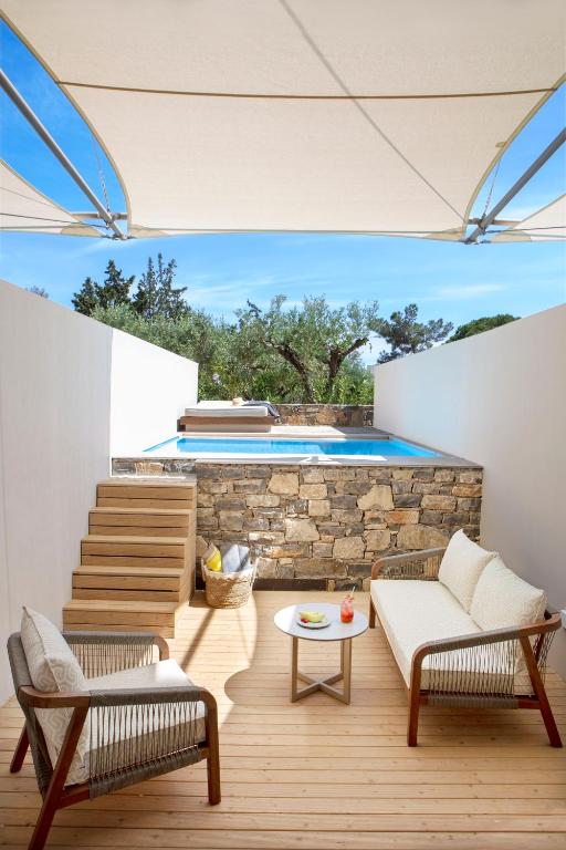 Mirabello Bay Luxury Resort privāta terase ar baseinu un ērtām mēbelēm.