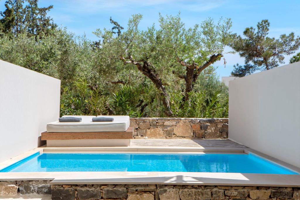 Mirabello Bay Luxury Resort privāts baseins ar sauļošanās vietu piekrastē