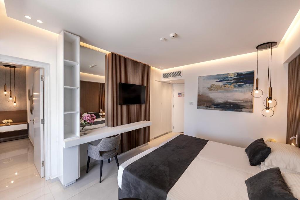 Mūsdienīgs viesnīcas numurs ar elegantu dizainu, kurā ir gulta, televizors un darba zona. Interjerā ir izmantoti neitrālie toņi un moderni apgaismojuma risinājumi.