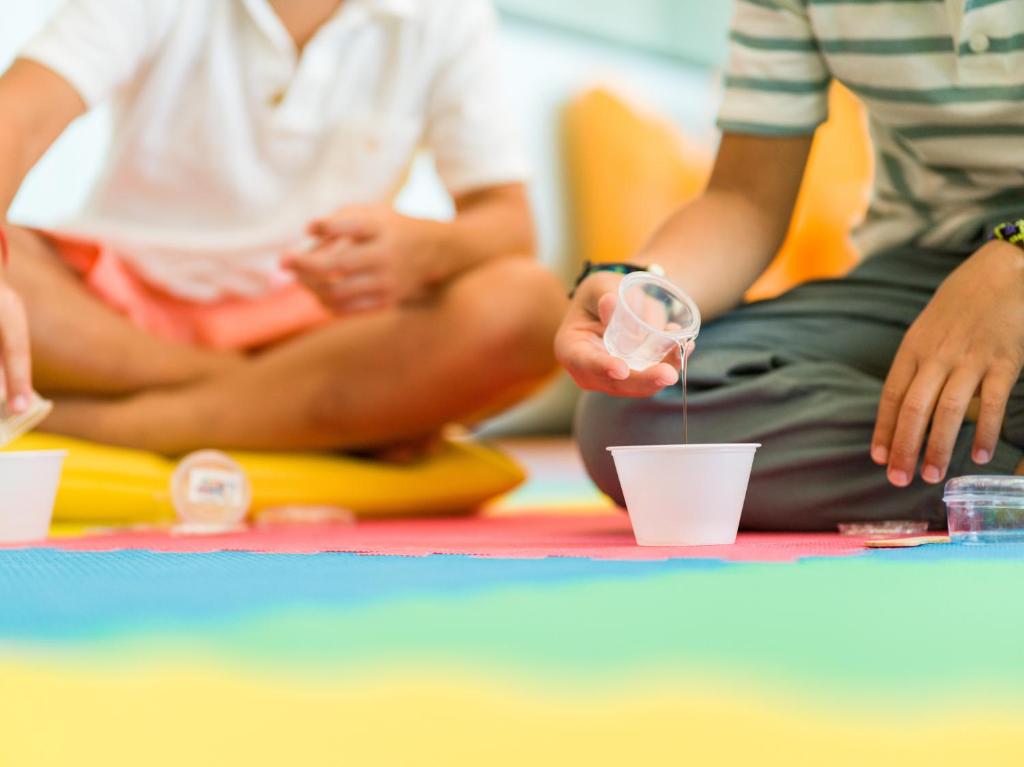 Bērni veic radošas aktivitātes viesnīcā Paradisus Playa del Carmen.