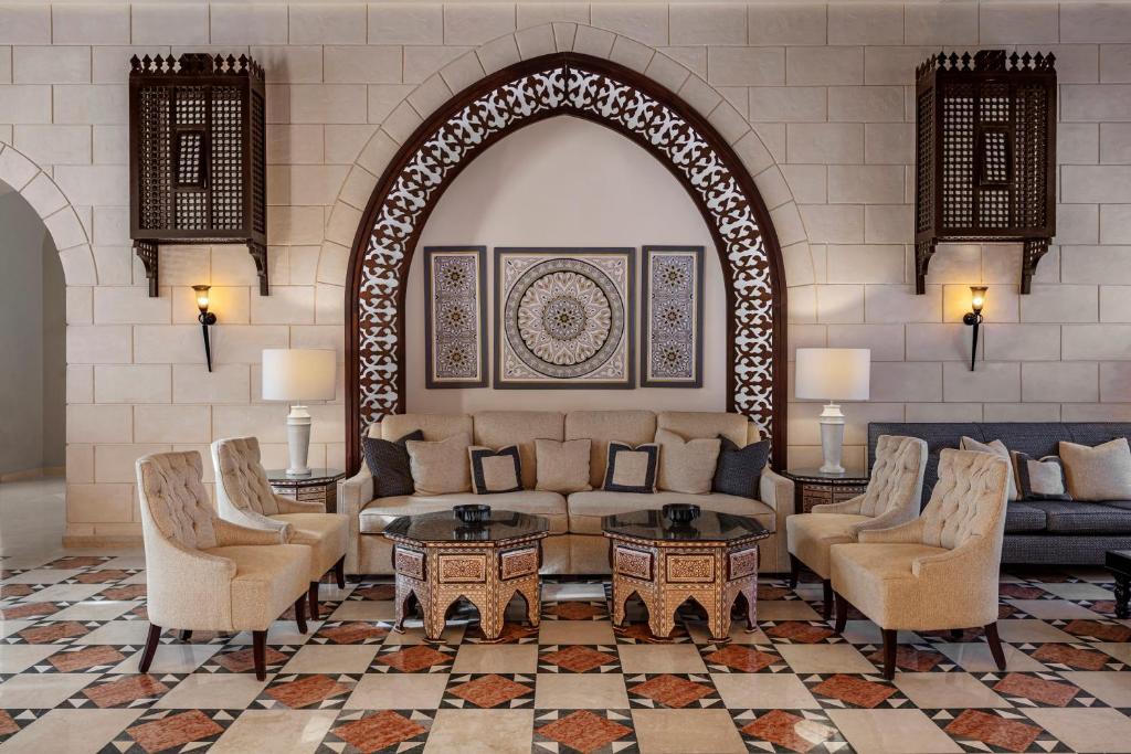 Elegantā viesistaba ar tradicionālu arābu dizainu, dekorēta ar greznām mēbelēm un rakstainu grīdu. Sienas rotā ornamentāli mākslas darbi un stilizēti apgaismojumi.
